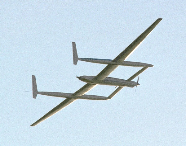  Rutan Voyager, la primera aeronave en volar alrededor del mundo sin recargar combustible, es un notable ejemplo de unaaeronave experimental.